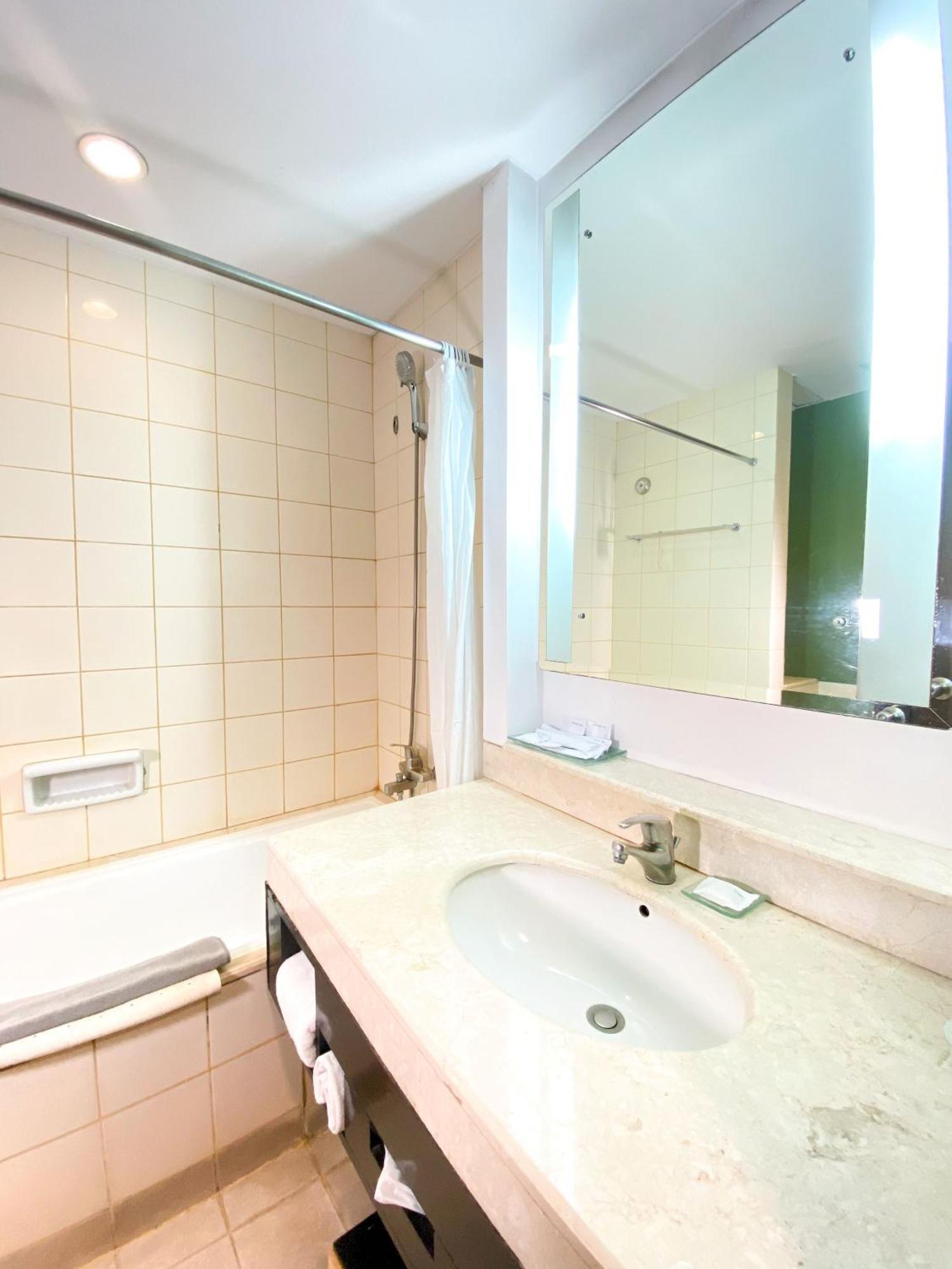Hotel Santika Premiere Malang Exteriör bild