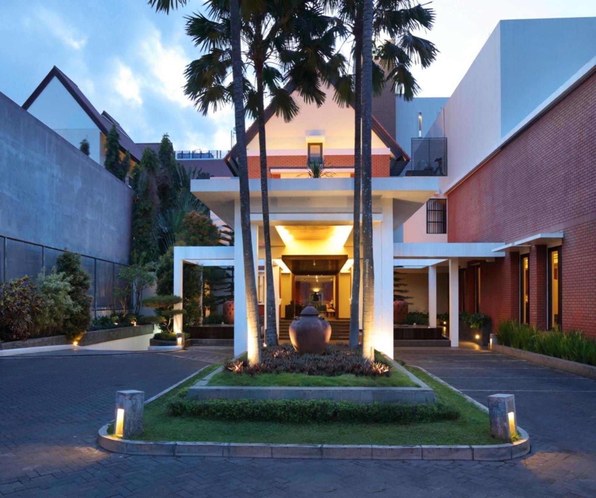 Hotel Santika Premiere Malang Exteriör bild