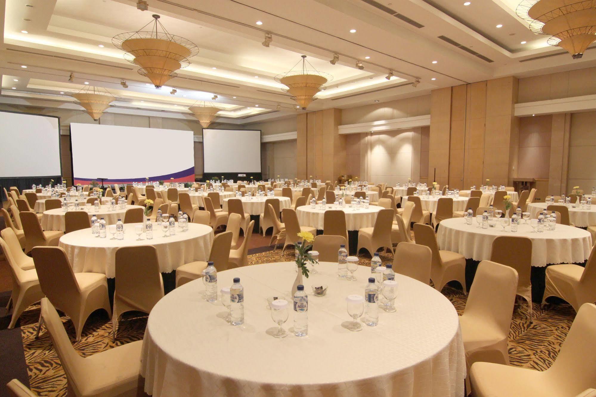 Hotel Santika Premiere Malang Exteriör bild
